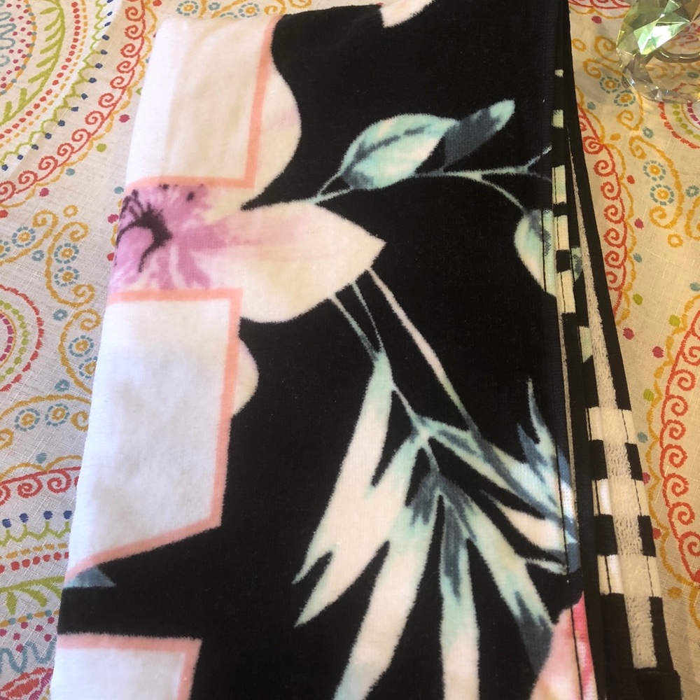 BNIP PinkVS Black Floral Beach Towel/Wrap - Picture 3 of 7
